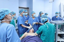 Can thiệp qua nội soi phế quản ống cứng, điều trị bệnh tắc nghẽn đường thở