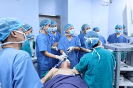 Can thiệp qua nội soi phế quản ống cứng, điều trị bệnh tắc nghẽn đường thở