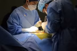 Nằm liệt, chàng trai 25 tuổi không ngờ do lao cột sống phá hủy đốt sống