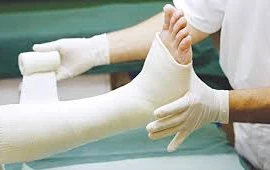 Bác sĩ mách cách theo dõi bó bột tránh biến chứng nguy hiểm