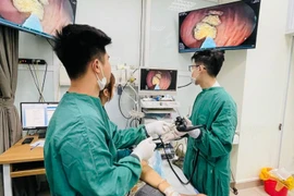 Đầy bụng, chán ăn, cụ bà 65 tuổi không ngờ bã thức ăn đầy dạ dày