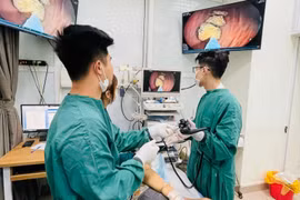 Đầy bụng, chán ăn, cụ bà 65 tuổi không ngờ bã thức ăn đầy dạ dày