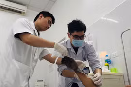 Thợ điện 37 tuổi thoát chết thần kỳ sau điện giật tay phải cháy đen