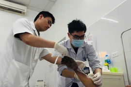 Thợ điện 37 tuổi thoát chết thần kỳ sau điện giật tay phải cháy đen