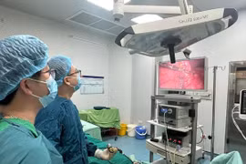 Đang cắt cỏ, người đàn ông bị viên sỏi nhỏ bắn xuyên bụng gây thủng ruột