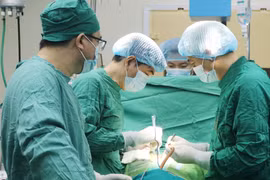 U trung thất là khối u nằm ở trong lồng ngực, phát triển lặng lẽ và ít khi được phát hiện sớm. Nếu không được phát hiện, phẫu thuật loại bỏ kịp thời có thể chèn ép vào tim, phổi, mạch máu lớn….