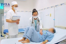 Đang sinh hoạt tại nhà, người phụ nữ 60 tuổi sốc tim nguy kịch