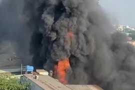 Khói lửa cuồn cuộn bao trùm bãi giữ xe ở TPHCM