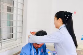 Đắp lá thuốc để giảm đau, người đàn ông 51 tuổi bị sưng nề cánh tay