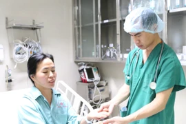 Mắc phải hội chứng lạ, người phụ nữ đau đớn mỗi khi chạm tay vào nước