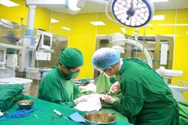 Phẫu thuật ít xâm lấn điều trị hội chứng ngón tay lò so