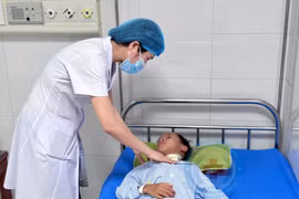 Chơi cạnh cửa lớp bé trai 9 tuổi bị mảnh kính đâm sâu vào cổ