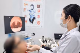 Ho dai dẳng, cụ bà 79 tuổi không ngờ phát hiện dây kim loại trong amidan