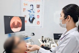 Ho dai dẳng, cụ bà 79 tuổi không ngờ phát hiện dây kim loại trong amidan