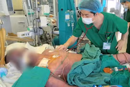 Ăn lòng lợn người đàn ông 49 tuổi nhập viện nguy kịch