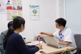 Bác sĩ tư vấn cho vợ chồng bệnh nhân 