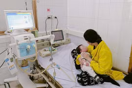Trẻ 7 tháng tuổi viêm phổi, suy hô hấp cấp do sởi biến chứng nặng