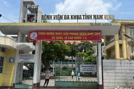 Đình chỉ 5 bác sĩ, điều dưỡng vụ "nộp đủ tiền mới cấp cứu"