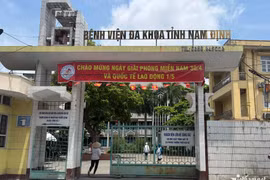 Đình chỉ 5 bác sĩ, điều dưỡng vụ "nộp đủ tiền mới cấp cứu"