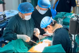 1 năm sau mãn kinh phát u xơ tử cung chiếm toàn bộ ổ bụng