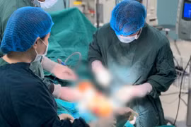 Ca mổ thần tốc cứu chân dập nát do xe tải đâm