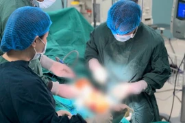 Ca mổ thần tốc cứu chân dập nát do xe tải đâm