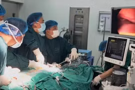 Phẫu thuật khẩn cấp giãn não cho chàng trai 22 tuổi bị lao toàn thể rò thực quản