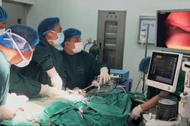 Phẫu thuật khẩn cấp giãn não cho chàng trai 22 tuổi bị lao toàn thể rò thực quản