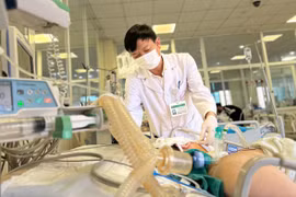 Mổ tại chỗ cứu bệnh nhân nặng hơn 100kg, hôn mê sâu do xuất huyết não