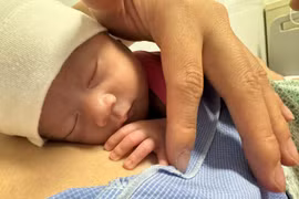 Hành trình kỳ diệu phi thường của bé gái 1100g từ trong bào thai