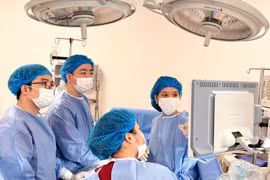 Lần đầu tiên đặt shunt dẫn lưu bàng quang cho thai nhi 18 tuần tuổi