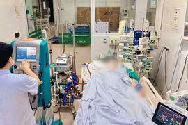 Can thiệp ECMO, thay huyết tương cứu người phụ nữ chảy máu phổi dữ dội
