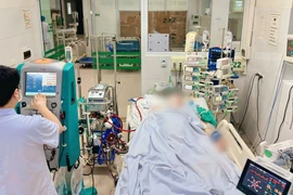 Can thiệp ECMO, thay huyết tương cứu người phụ nữ chảy máu phổi dữ dội