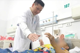 Người đàn ông hôn mê sâu sau tai nạn phục hồi kỳ diệu