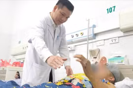 Người đàn ông hôn mê sâu sau tai nạn phục hồi kỳ diệu