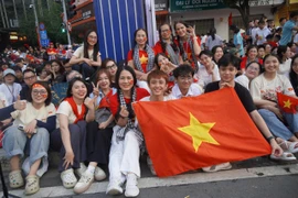 Người dân TP.HCM nồng nhiệt chào đón các khối diễu binh, diễu hành