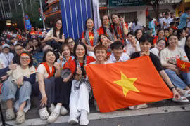 Người dân TP.HCM nồng nhiệt chào đón các khối diễu binh, diễu hành