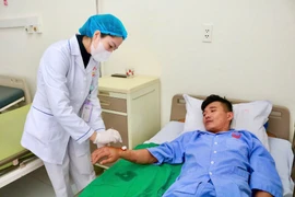 Tin “thần y” tiêm khớp thanh niên 35 tuổi đau đớn nhập viện cấp cứu