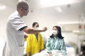 Nữ sinh 14 tuổi suýt mù mắt vì theo mạng xã hội tự tiêm filler nhà