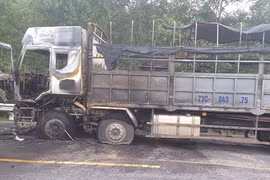 Xe tải chở bò đâm xe máy bốc cháy ngùn ngụt