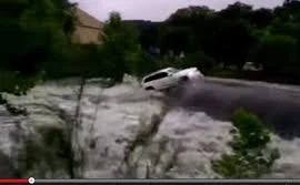 Clip nước lũ cuốn phăng nhiều ôtô đắt tiền
