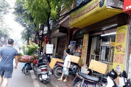 Hà Nội ngập, một người đàn ông bị nước cuốn trôi trên đường