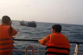 Cứu sống 7 thuyền viên tàu cá mắc kẹt trên biển