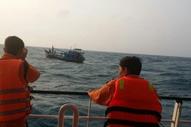 Cứu sống 7 thuyền viên tàu cá mắc kẹt trên biển