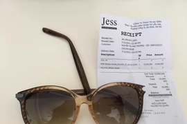 Mua kính ở Jess Lotte Hà Nội giá 10 triệu, khách hàng ngậm đắng