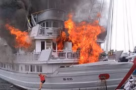 Liên tục xảy ra hàng loạt vụ cháy tàu ở Hạ Long