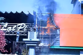 TPHCM: Cháy quán cà phê, khách nháo nhác bỏ chạy