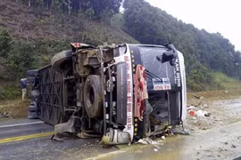 Lật xe giường nằm trên cao tốc Nội Bài – Lào Cai