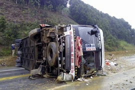 Lật xe giường nằm trên cao tốc Nội Bài – Lào Cai