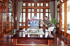 Bên trong biệt thự gỗ quý rộng 1.000 m2 của diễn viên Hoàng Mập